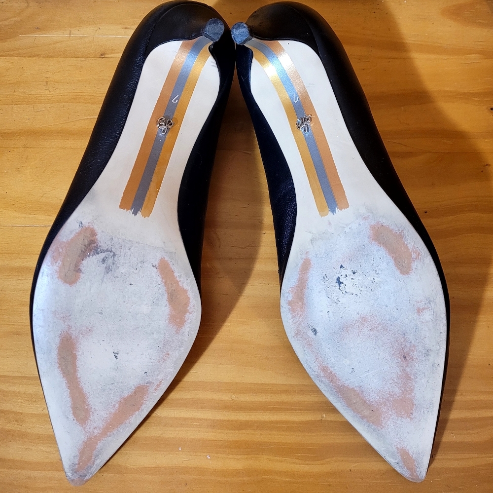 Classic Black Kitten Heel Pumps 🖤 - Picture 10 of 10